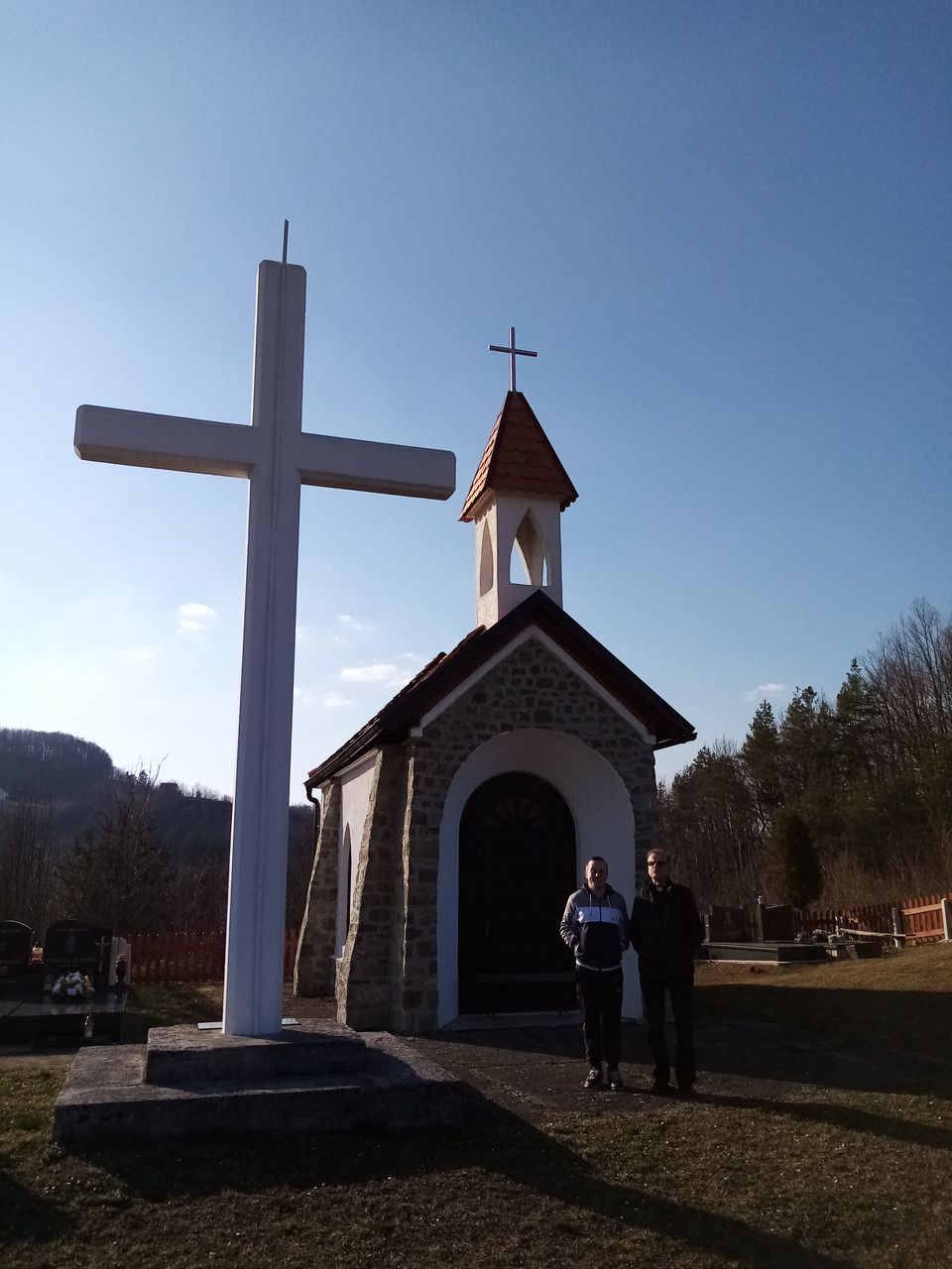 Vlč. Stipo Knežević ispred kapelice u Brezicima (1.3.2021.)